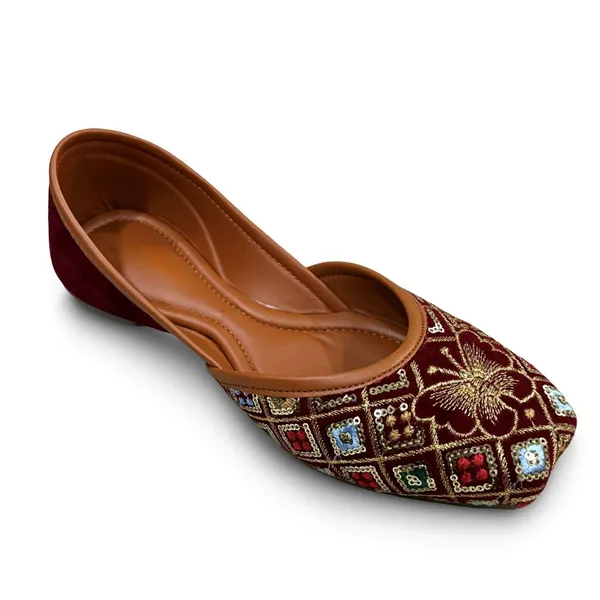 Maroon_Embroidered_Ethnic_Mojaris_For_Women