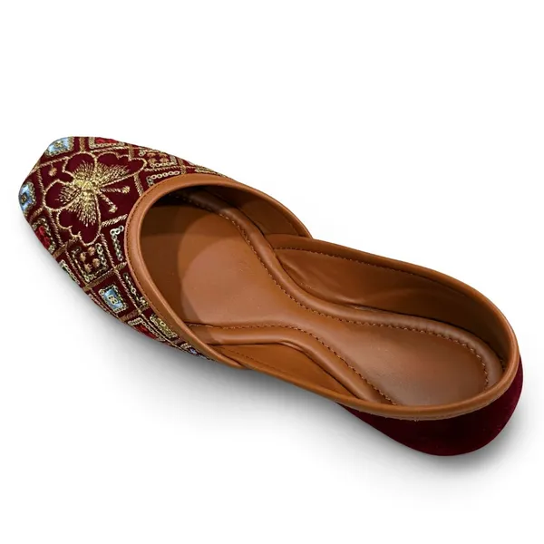 Maroon_Embroidered_Ethnic_Mojaris_For_Women