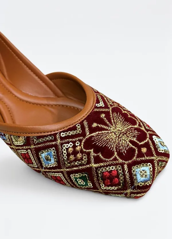 Maroon_Embroidered_Ethnic_Mojaris_For_Women