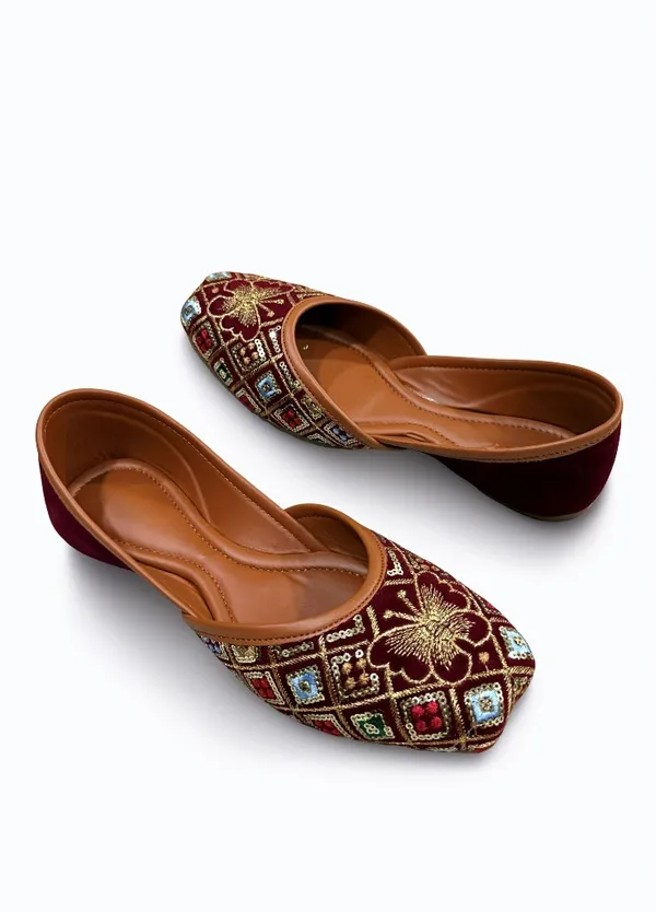 Maroon_Embroidered_Ethnic_Mojaris_For_Women