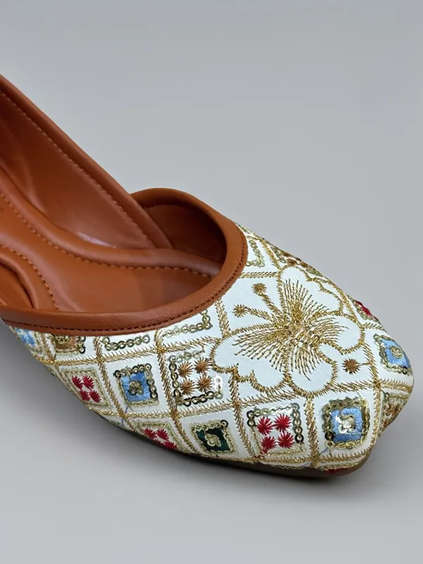 White_Embroidered_Ethnic_Mojaris_For_Women