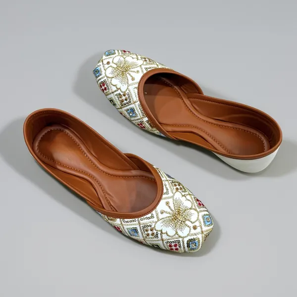 White_Embroidered_Ethnic_Mojaris_For_Women