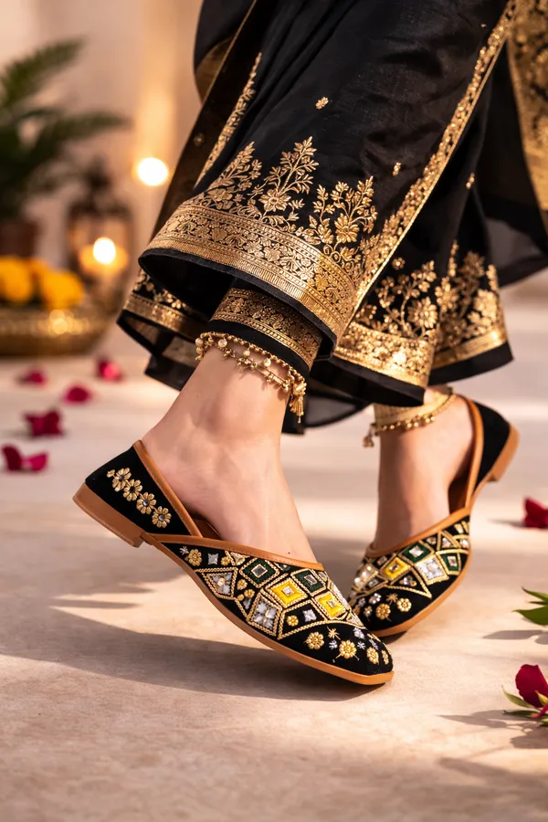 Black_Embroidered_Ethnic_Juttis_For_Women