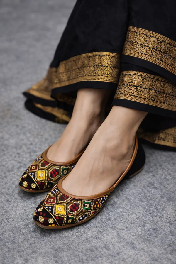 Black_Embroidered_Ethnic_Juttis_For_Women