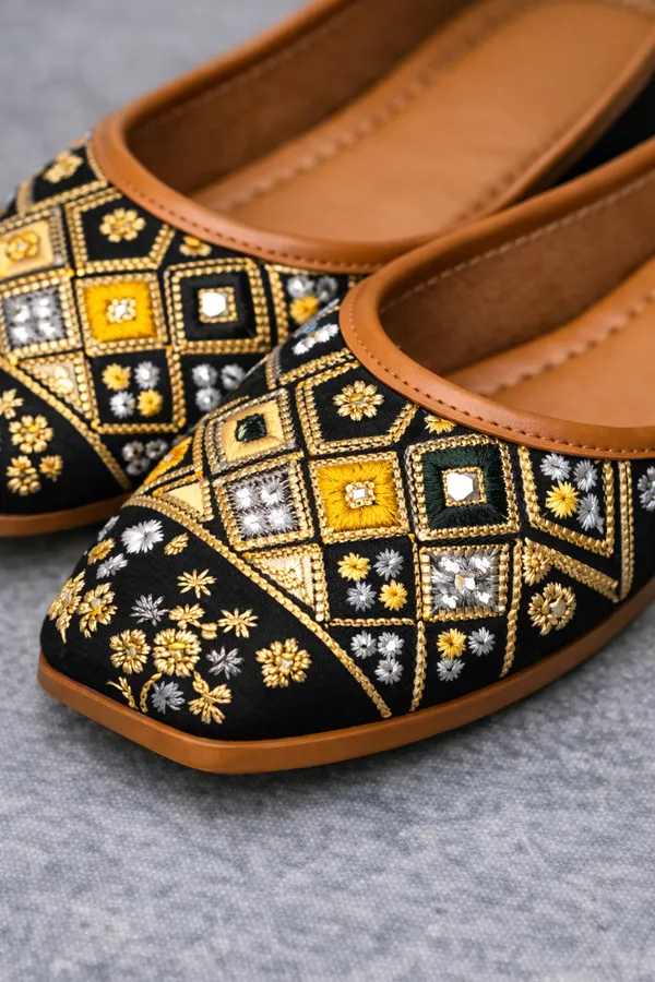 Black_Embroidered_Ethnic_Juttis_For_Women