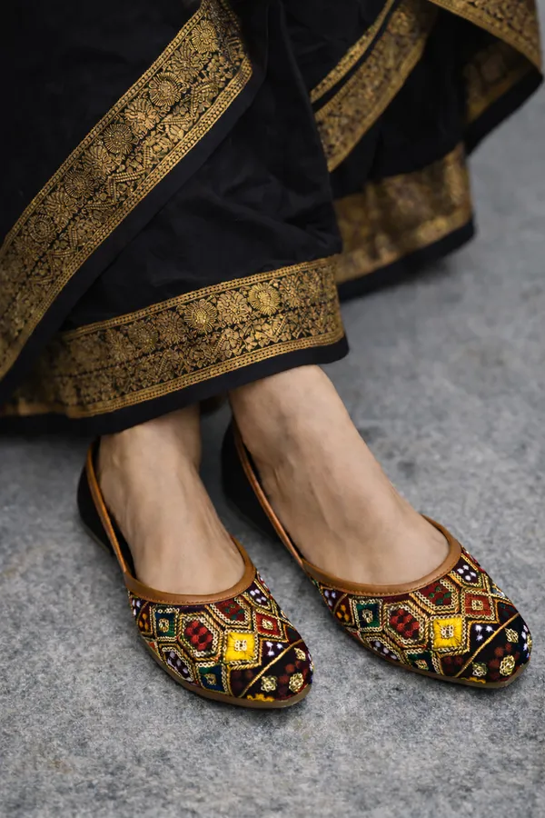 Black_Embroidered_Ethnic_Juttis_For_Women