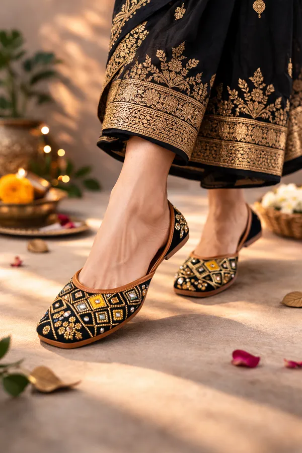 Black_Embroidered_Ethnic_Juttis_For_Women