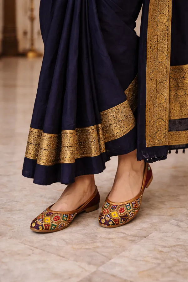 Maroon_Embroidered_Ethnic_Juttis_For_Women
