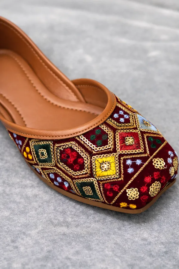 Maroon_Embroidered_Ethnic_Juttis_For_Women