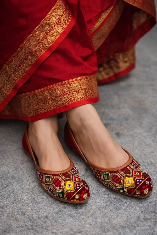 Maroon_Embroidered_Ethnic_Juttis_For_Women