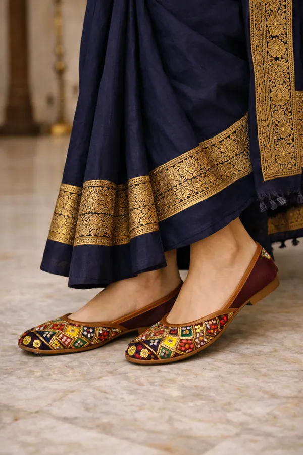 Maroon_Embroidered_Ethnic_Juttis_For_Women