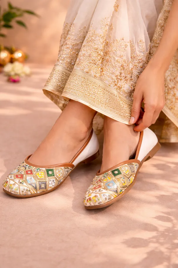 White_Embroidered_Ethnic_Juttis_For_Women