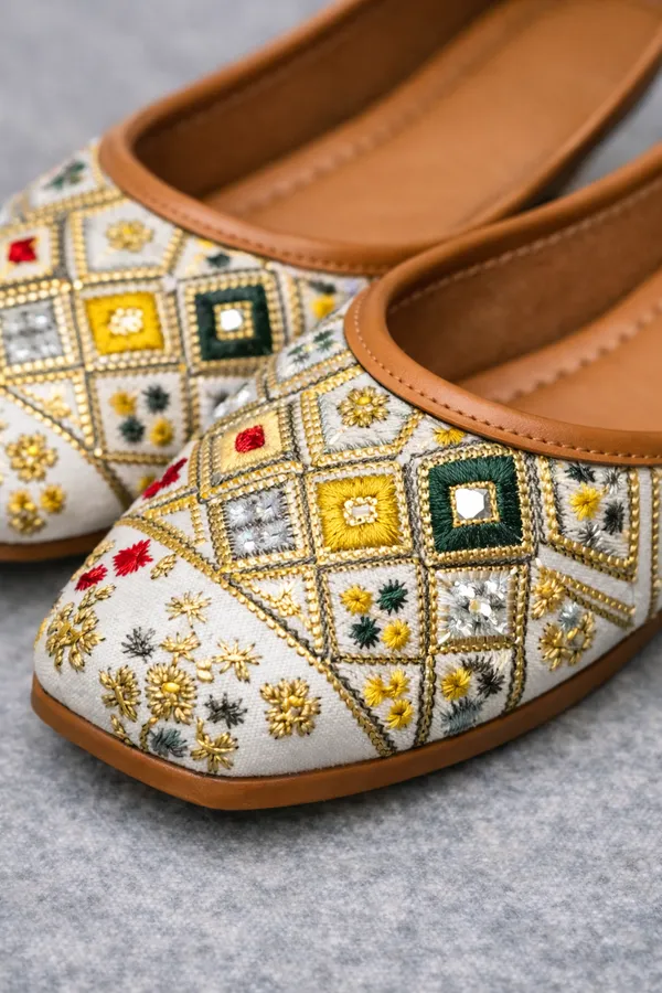 White_Embroidered_Ethnic_Juttis_For_Women