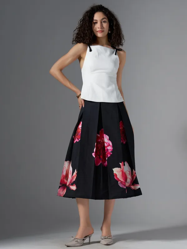 Black_Cotton_Midi_Fla_Pleated_Skirt_With_Belt_Loop_For_Women