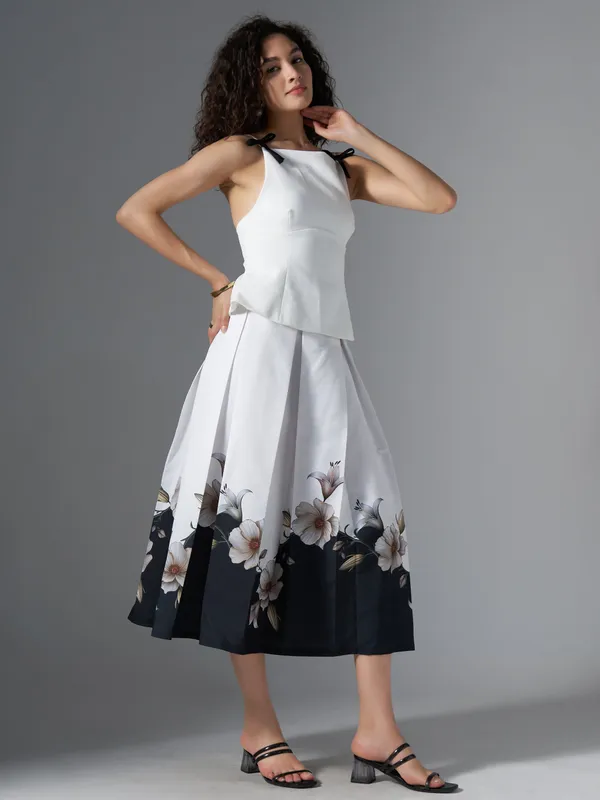 Black_Cotton_Midi_Fla_Pleated_Skirt_With_Belt_Loop_For_Women