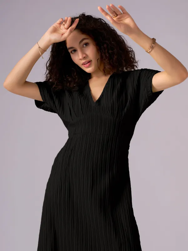 Black_Kimono_Sleeve_Crepe_A-Line_Midi_Dress_For_Women