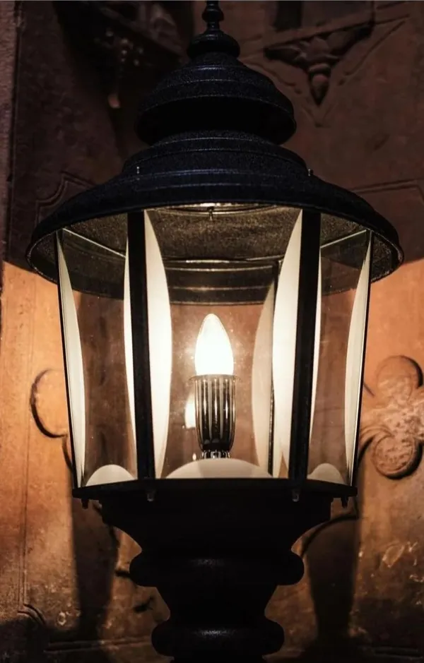 Black_Metal_And_Glass_Gate_Pillar_Light_For_Home_And_Kitchen