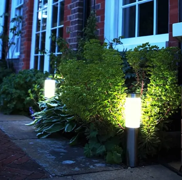 Silver_Metal_And_Glass_Garden_Pole_Light_For_Home_And_Kitchen
