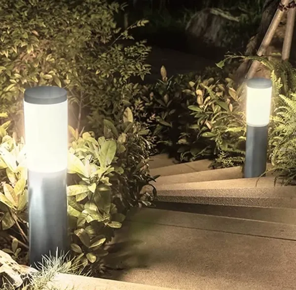 Silver_Metal_And_Glass_Garden_Pole_Light_For_Home_And_Kitchen
