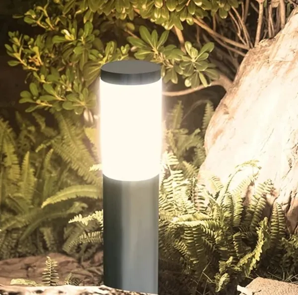 Silver_Metal_And_Glass_Garden_Pole_Light_For_Home_And_Kitchen