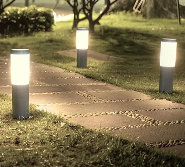 Silver_Metal_And_Glass_Garden_Bollard_Light_For_Home_And_Kitchen