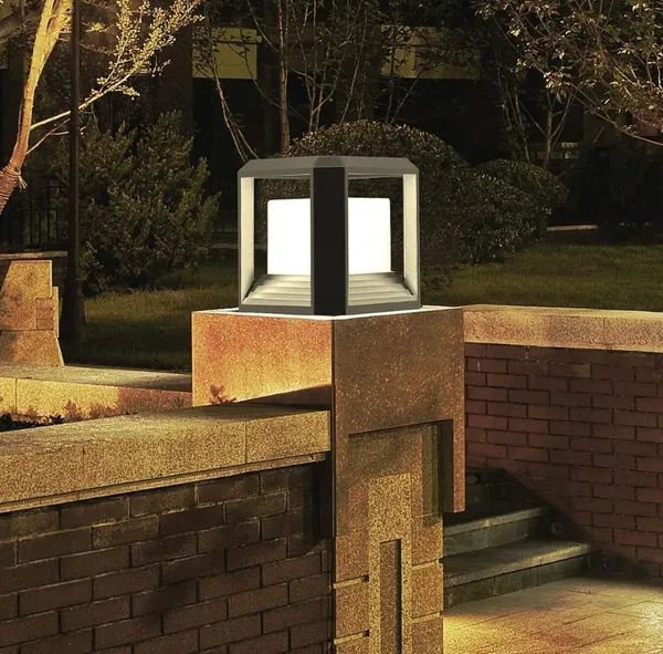Grey_Metal_And_Glass_Gate_Pillar_Light_For_Home_And_Kitchen
