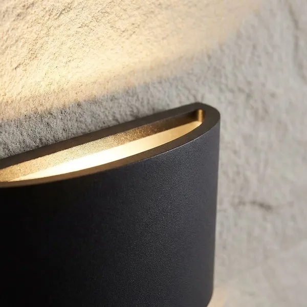 Black_Metal_And_Glass_Led_Wall_Light_For_Home_And_Kitchen