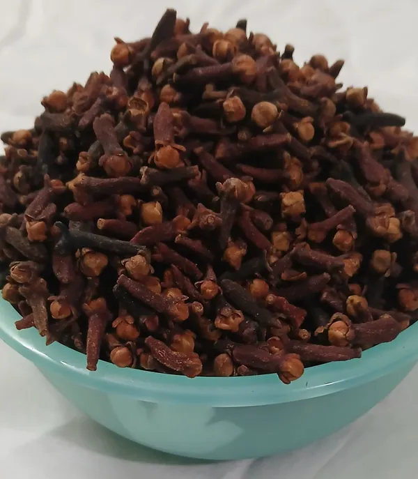 Dark_Brown_Premium_Quality_Cloves_&_Green_Cardamom_For_Cooking,_Spice_Blends_&_Flavoring_(Pack_Of_2)