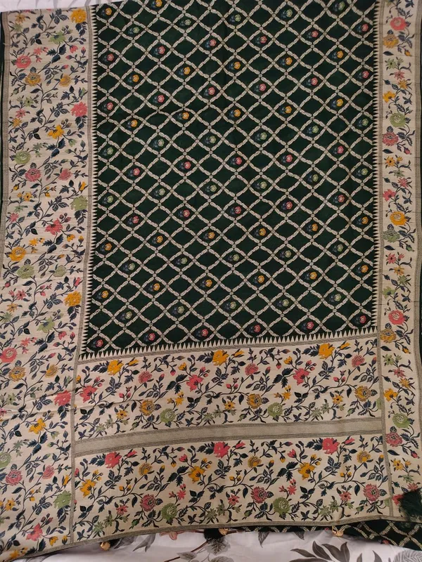 Elegant_Dark_Green_Banarasi_Silk_Saree_With_Floral_Jl_Border_And_Intricate_Zari_Weaving