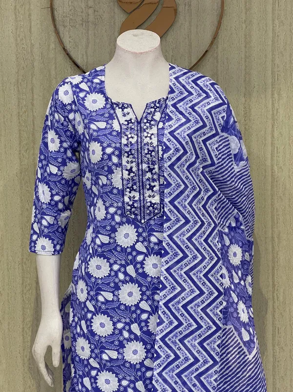 Blue_and_White_Floral_Printed_Cotton_Kurti_with_Zigzag_Pattern