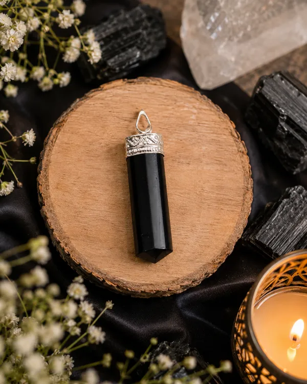 Black_Crystal_Pendant_Necklace_for_Women