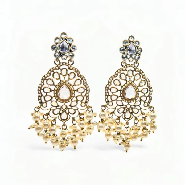 Quartz_In_Pear_Shape_Design_With_Pearls