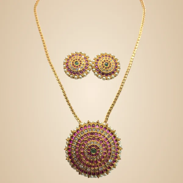 Gold_And_Clear_Jadau_&_Kundan_Jewelry_Set_For_Women