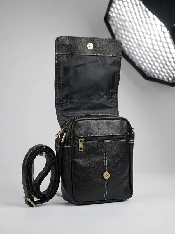 Oil_Pull-Up_Leather_Messenger_Bag_-_Crossbody_Satchel_for_Office,_College,_Travel