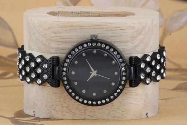 Black_Metal_Quartz_Analog_Watch_For_Girls