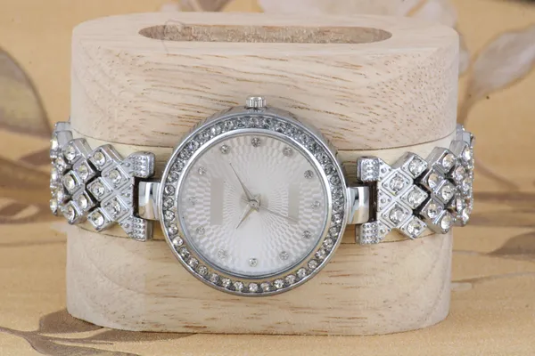 Silver_Metal_Quartz_Analog_Watch_For_Girls