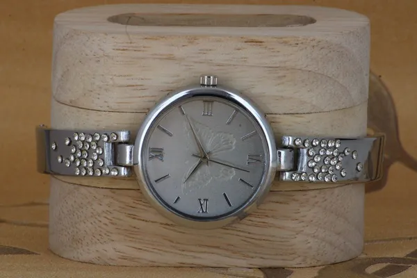 Silver_Metal_Quartz_Analog_Watch_For_Girls