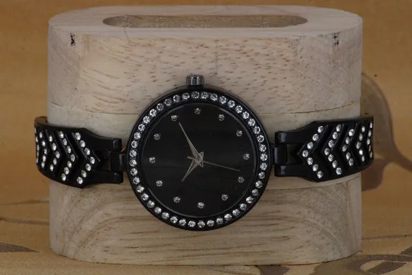 Black_Metal_Quartz_Analog_Watch_For_Girls