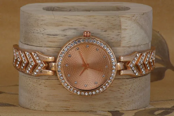 Rose_Gold_Metal_Quartz_Analog_Watch_For_Girls