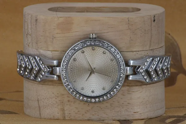 Silver_Metal_Quartz_Analog_Watch_For_Girls