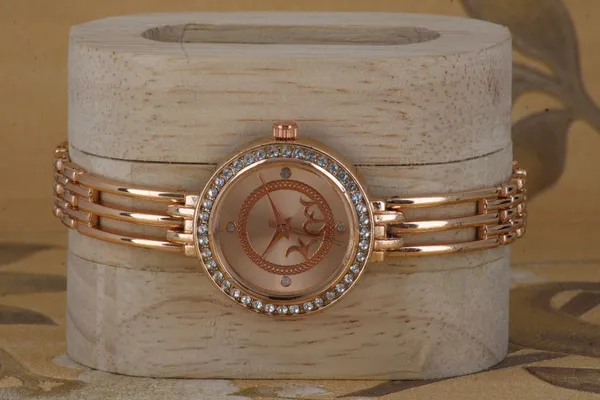 Rose_Gold_Metal_Quartz_Analog_Watch_For_Girls