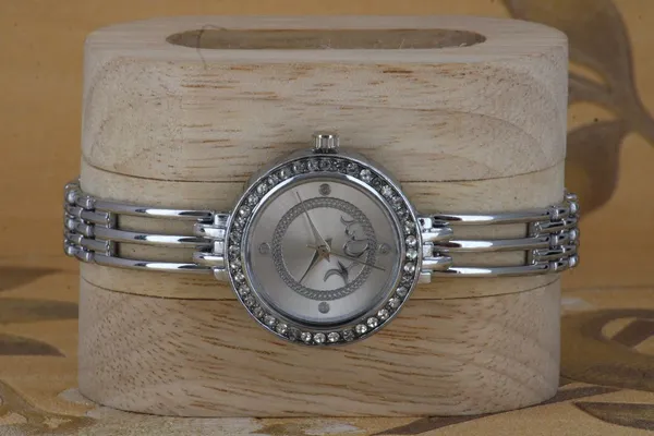 Silver_Metal_Quartz_Analog_Watch_For_Girls