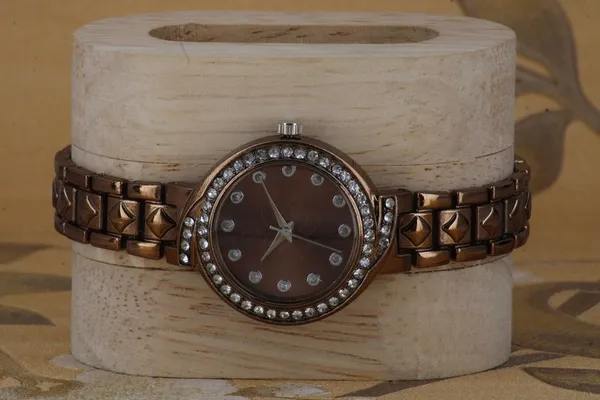 Brown_Metal_Quartz_Analog_Watch_For_Girls