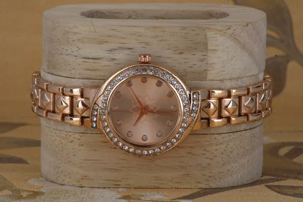 Rose_Gold_Metal_Quartz_Analog_Watch_For_Girls