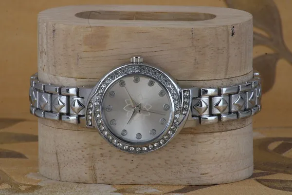 Silver_Metal_Quartz_Analog_Watch_For_Girls