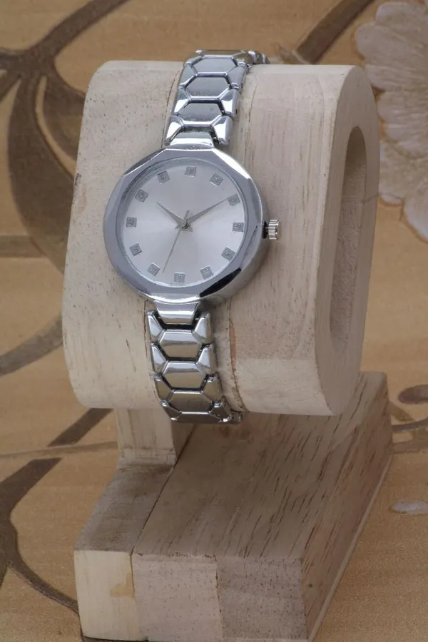 Silver_Metal_Quartz_Analog_Watch_For_Girls