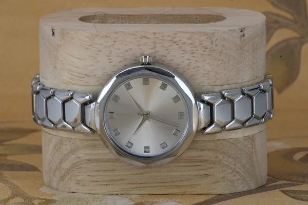 Silver_Metal_Quartz_Analog_Watch_For_Girls