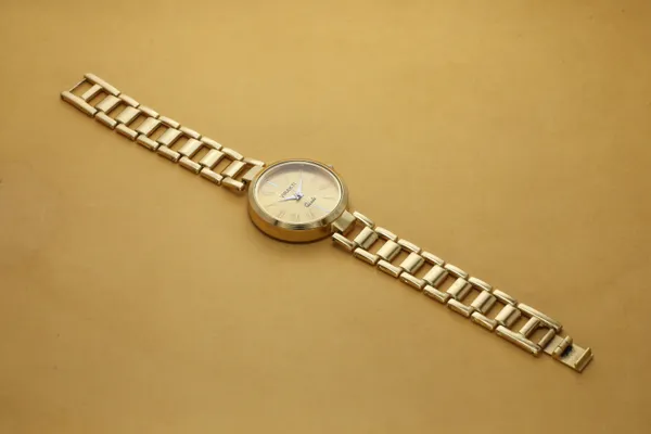 Gold_Metal_Quartz_Analog_Watch_For_Girls