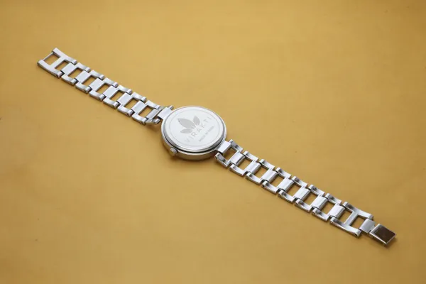 Silver_Metal_Quartz_Analog_Watch_For_Girls