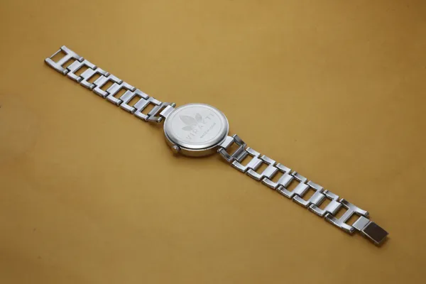 Silver_Metal_Quartz_Analog_Watch_For_Girls